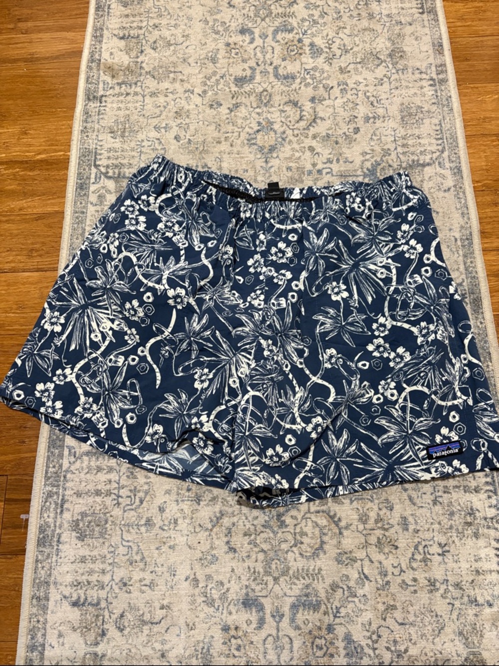 Patagonia Navy tropical Floral Mens net plus shells Shorts - XL